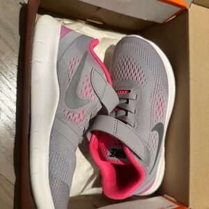 Nike Kids Sneakers in Gray and Pink